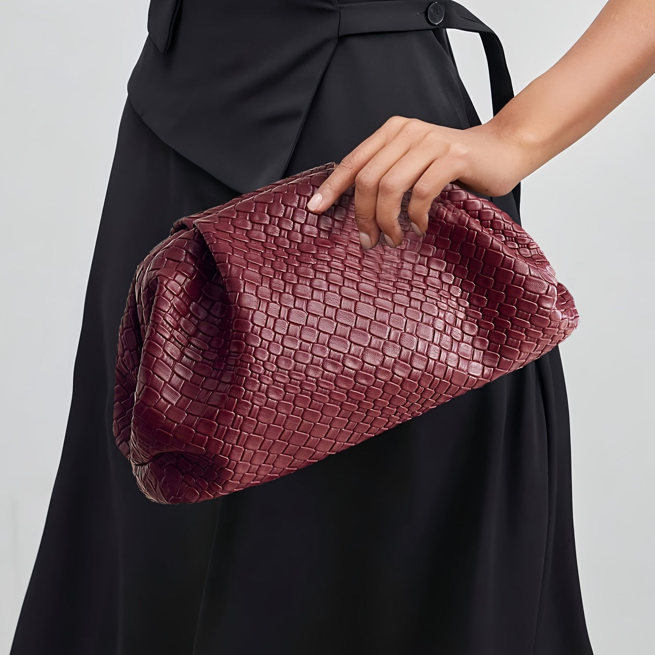 Woven Cloud Clutch: Minimalist Chic Handbag