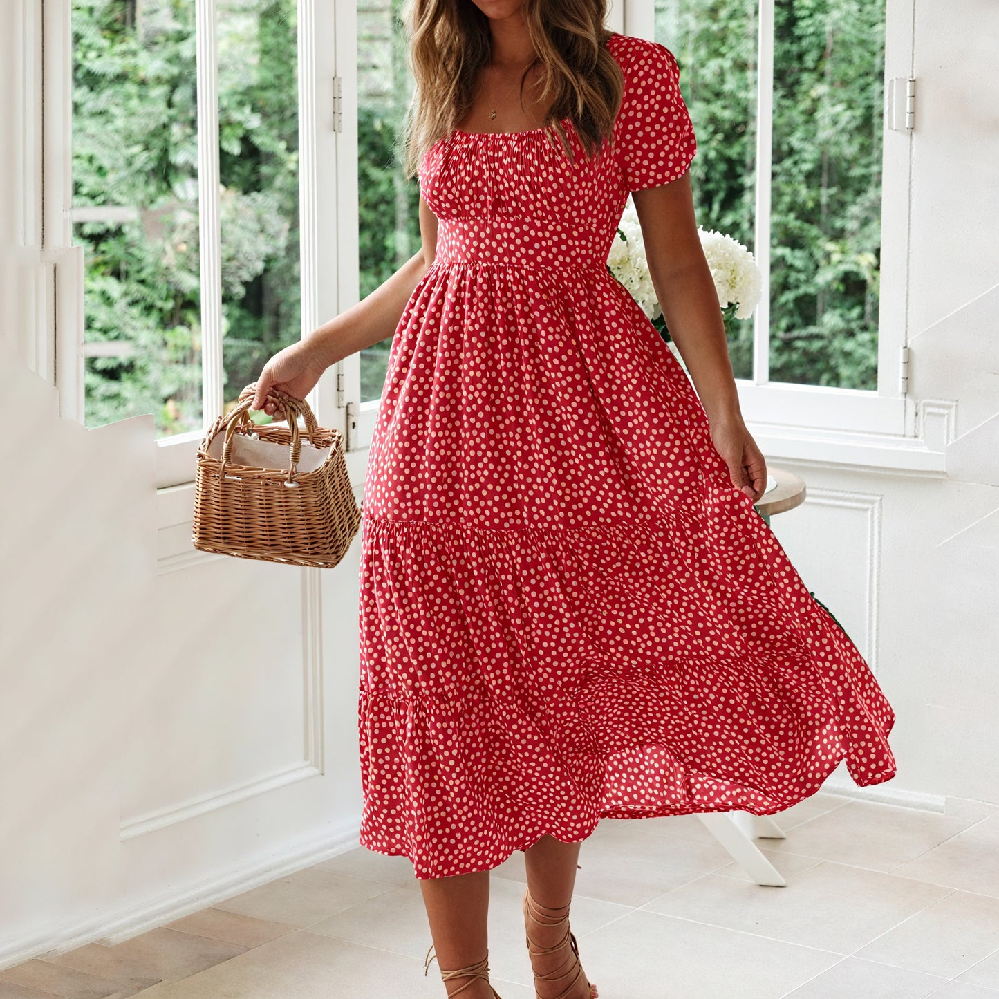 Charming Midi Dress: Flowing Skirt, Vintage-Inspired Design