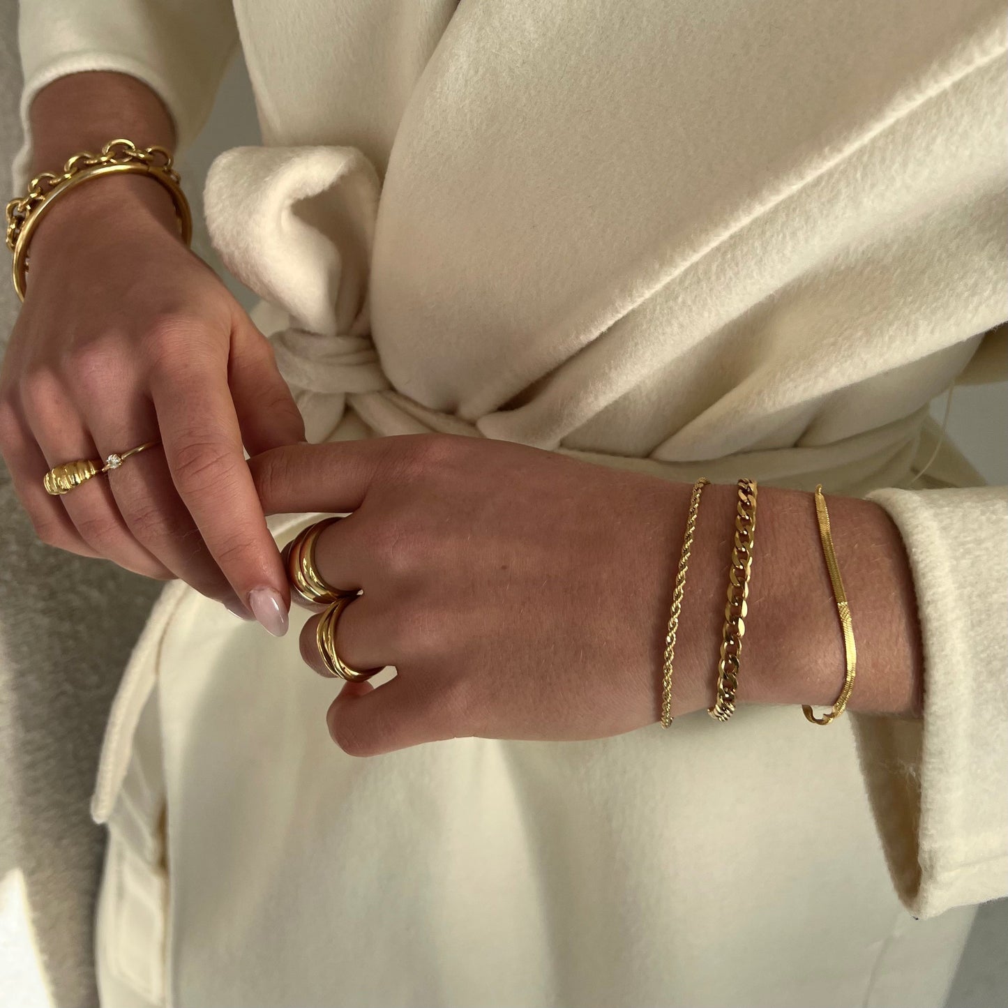 Twisted Rope Bracelet: Lightweight Wrist Adornment