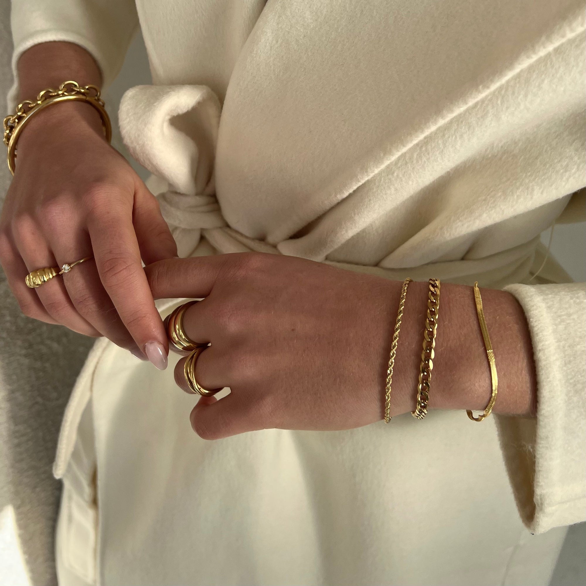 Twisted Rope Bracelet: Lightweight Wrist Adornment