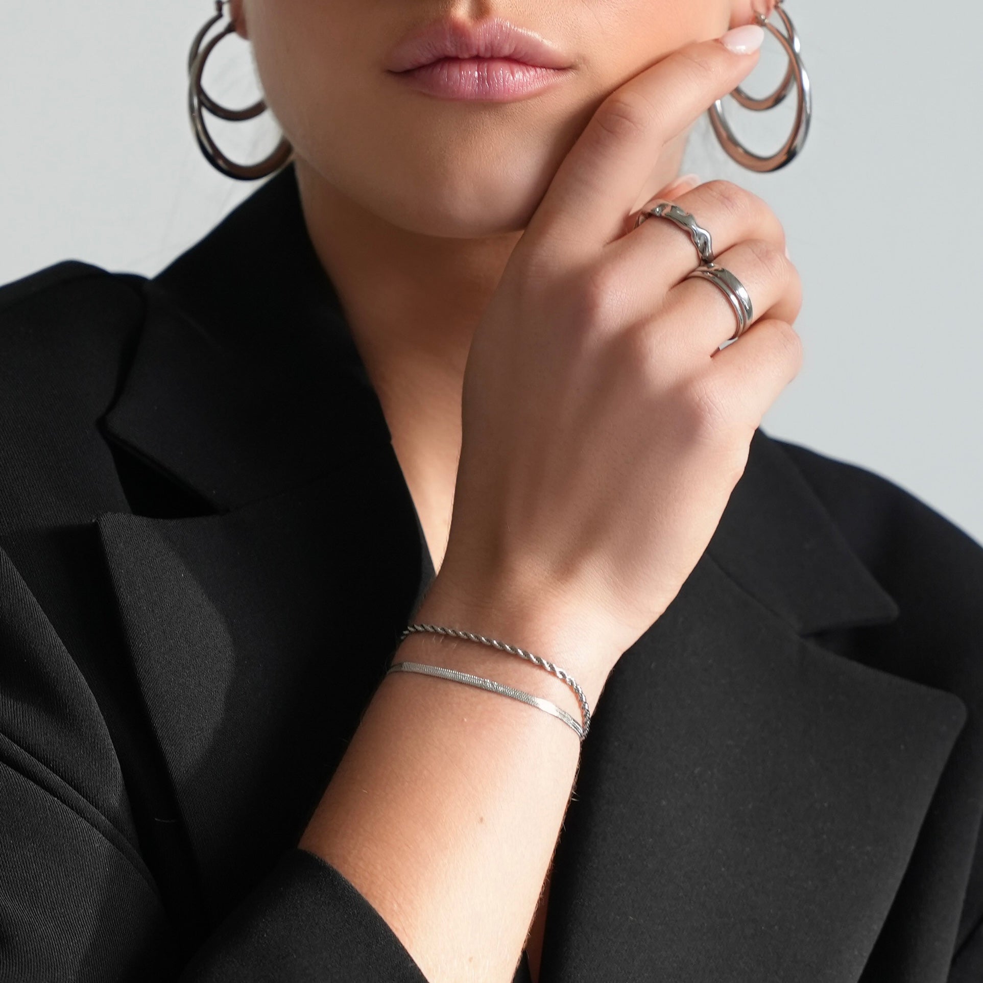 Twisted Rope Bracelet: Lightweight Wrist Adornment